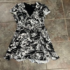 Size xl le chateau mini wrap dress in black and white soft stretch material